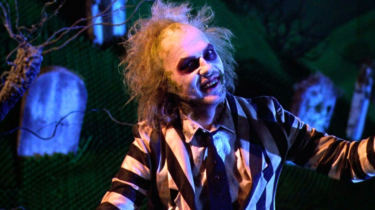 “Beetlejuice”: Tim Burton dirige un maniacale Michael Keaton in un’irriverente commedia nera