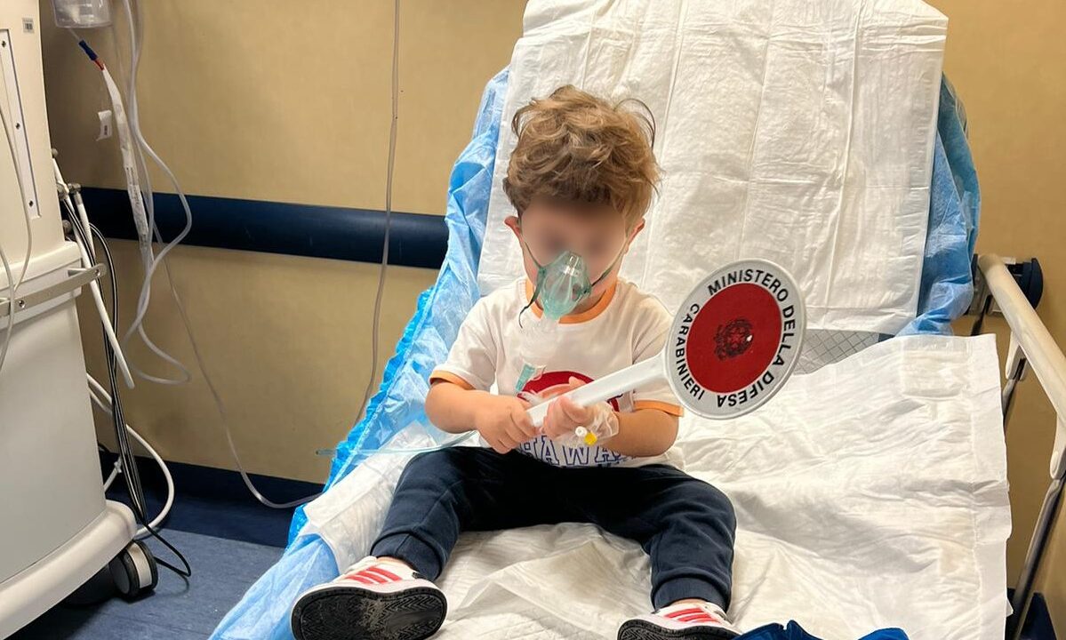 Bimbo di due anni in shock anafilattico: salvato dalla corsa disperata in ospedale dei carabinieri
