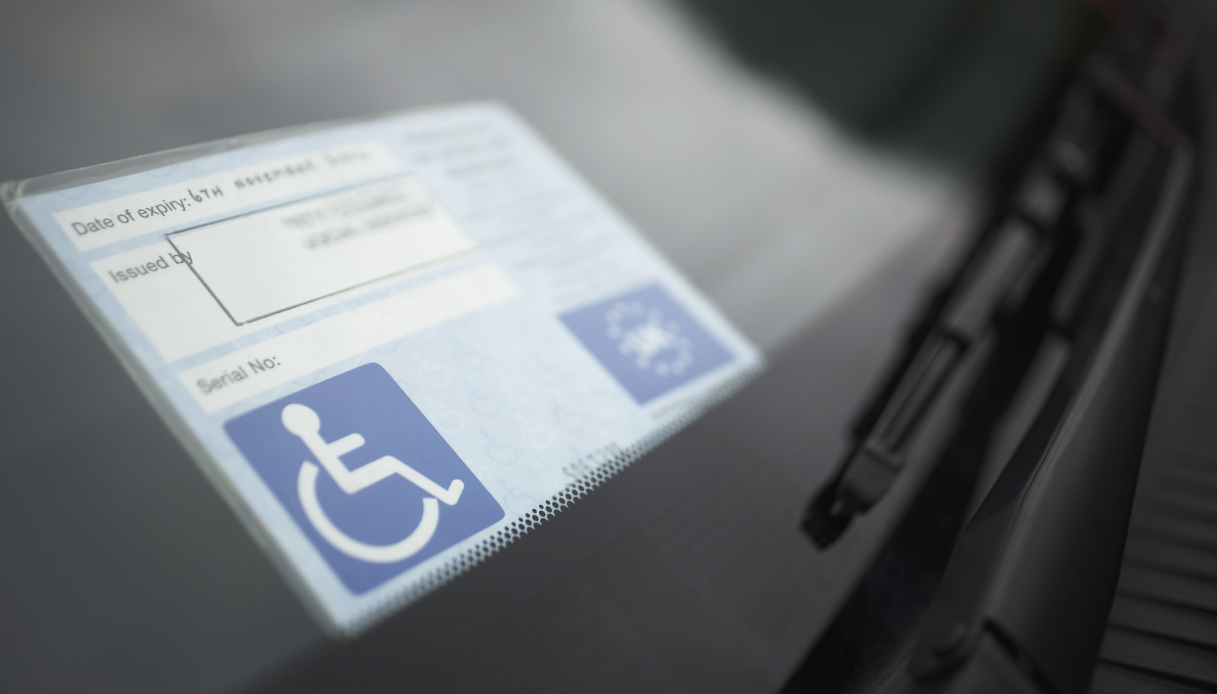 Marigliano: falso tesserino invalidi in auto parcheggiata, scatta la denuncia