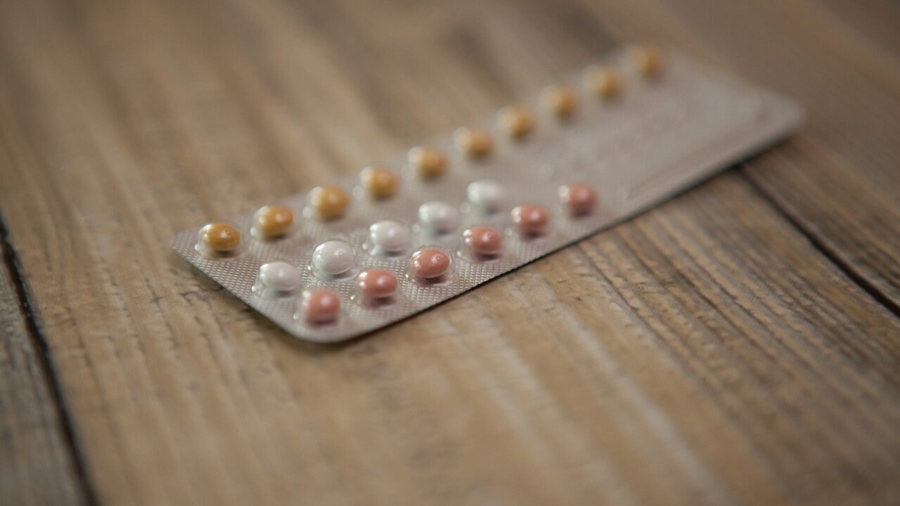 Pillole anticoncezionali solo alle over 26 e nessuna riduzione della tampon tax: il Governo si impantana sui diritti delle donne