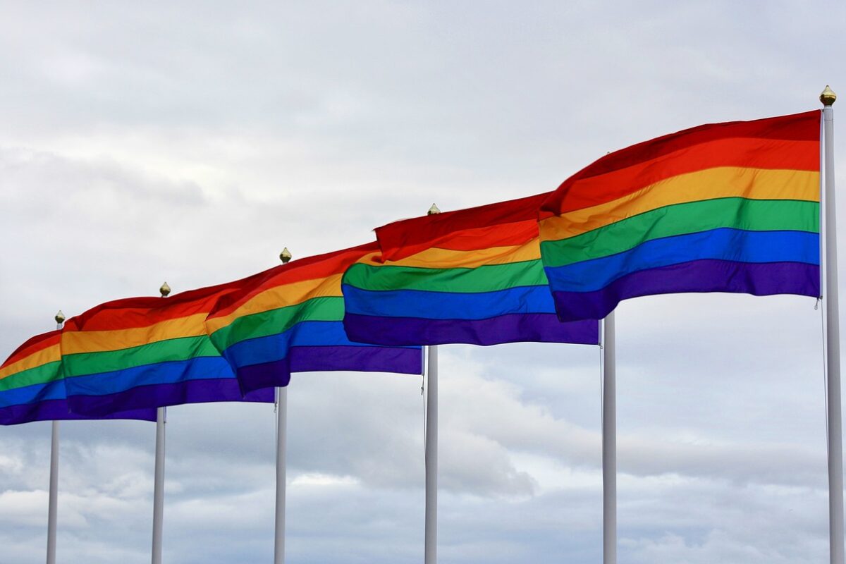 Il Vaticano apre alla comunità LGBT: “Sì al battesimo a trans e figli di coppie gay”
