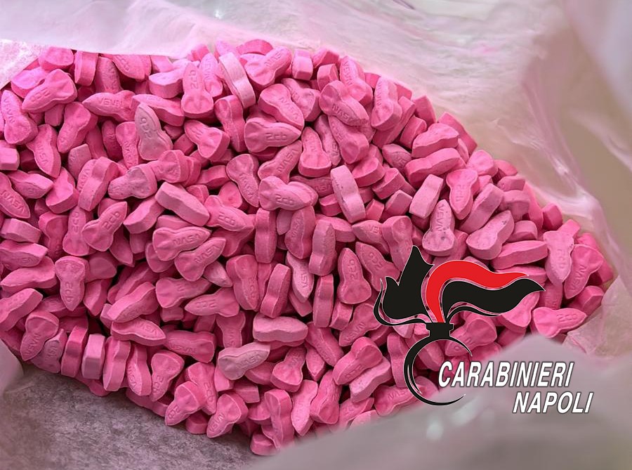 Napoli: scoperta la cocaina rosa, la nuova droga per clienti più ricchi