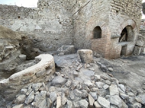 Pompei: dagli scavi emerge un panificio-prigione