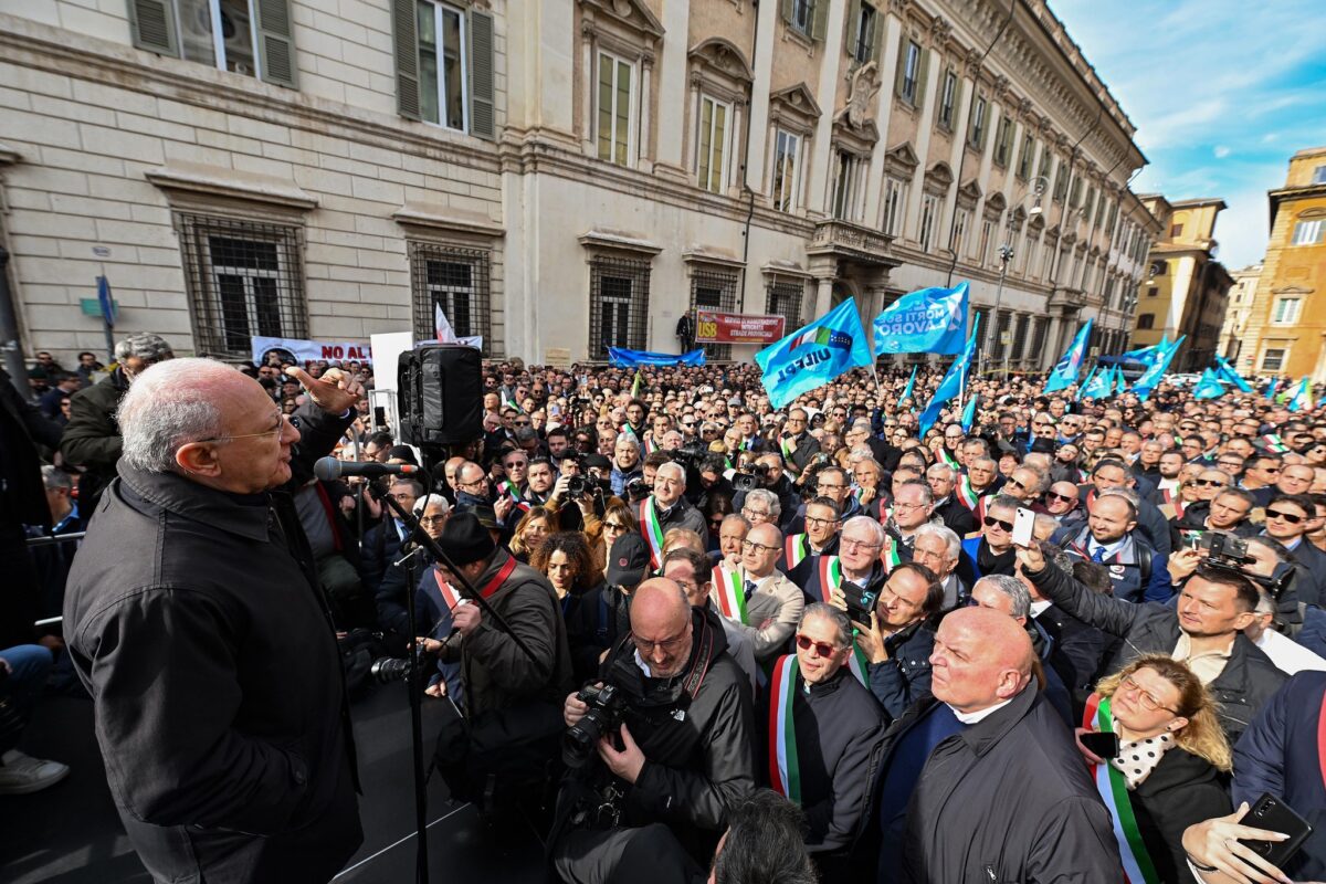 De Luca va a Roma con centinaia di sindaci: lotta all’Autonomia Differenziata del Governo Meloni