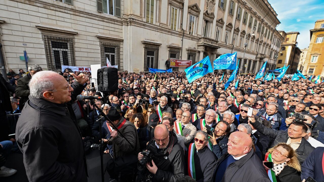 De Luca va a Roma con centinaia di sindaci: lotta all’Autonomia Differenziata del Governo Meloni