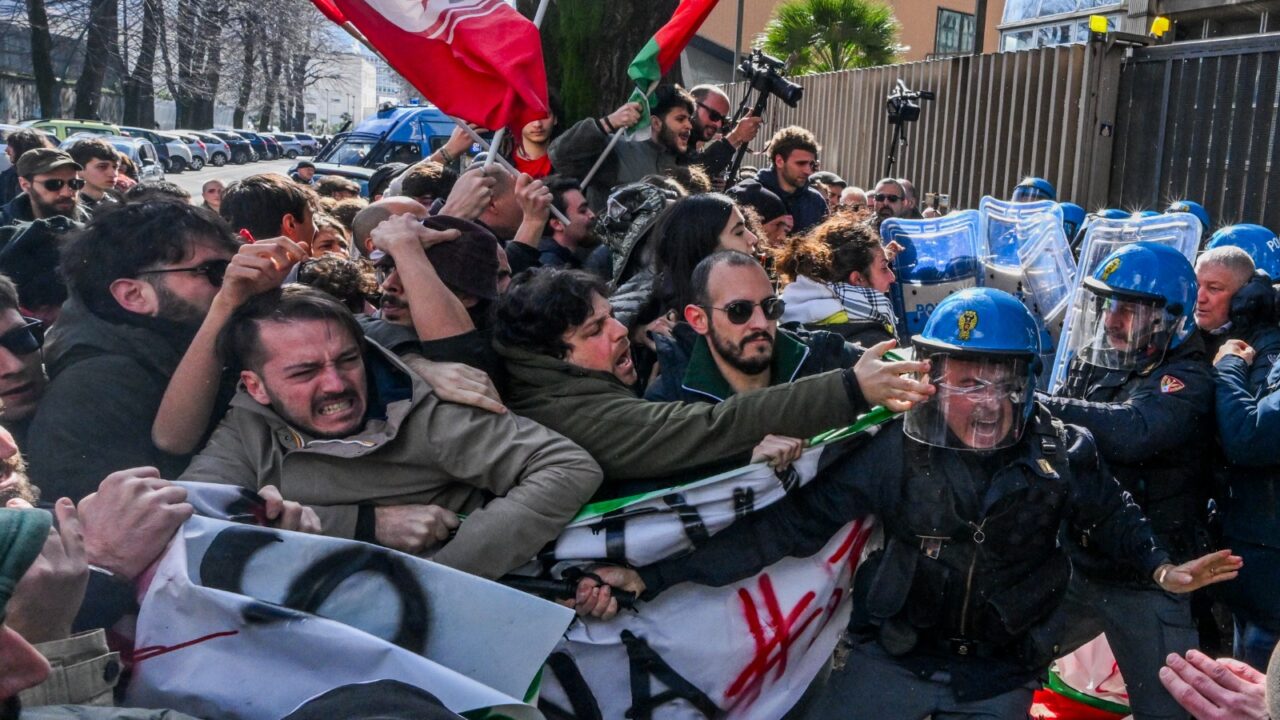 Napoli: manifestazione pro Palestina davanti alla sede RAI, scontri con la polizia