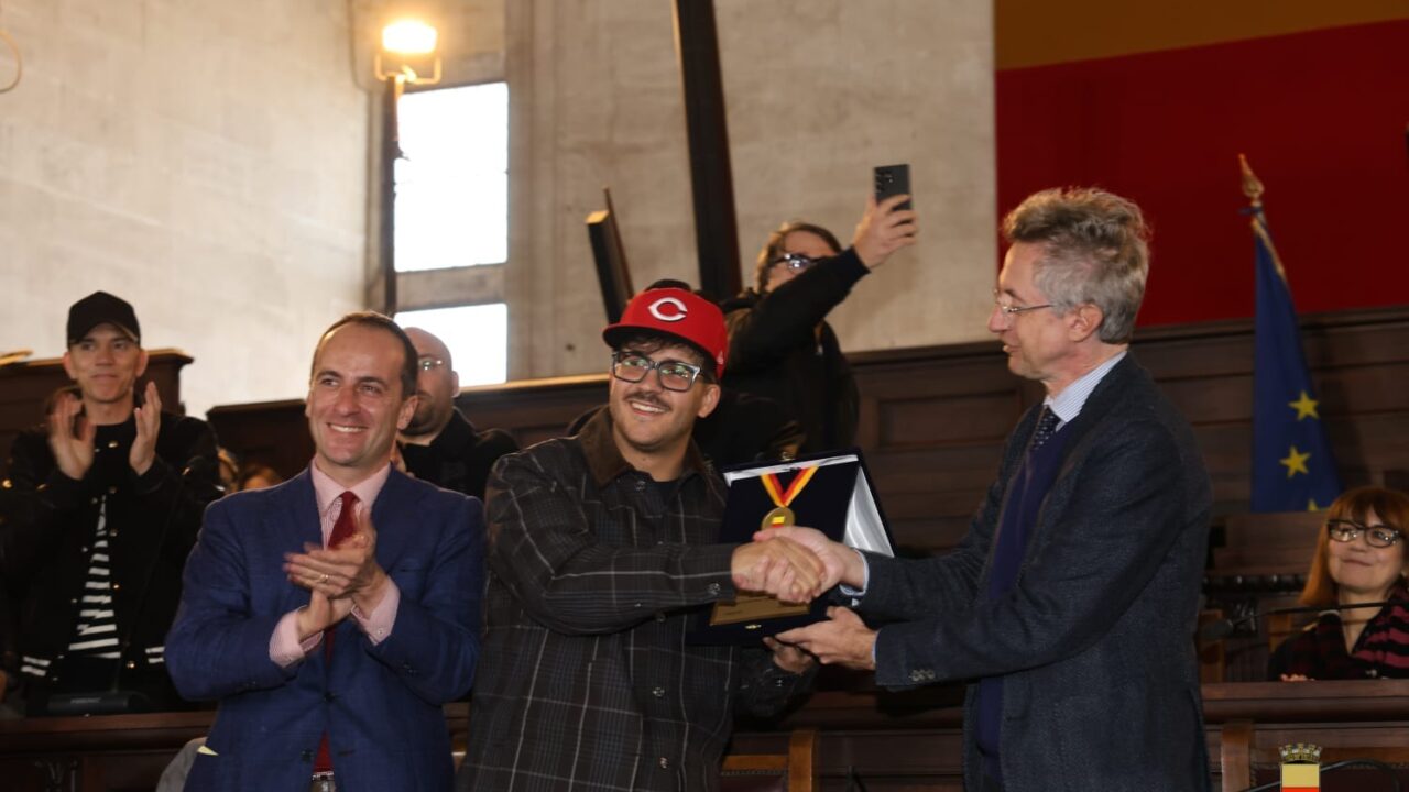 Geolier vince oltre Sanremo: premiato a Napoli dal sindaco, record di ascolti su Spotify
