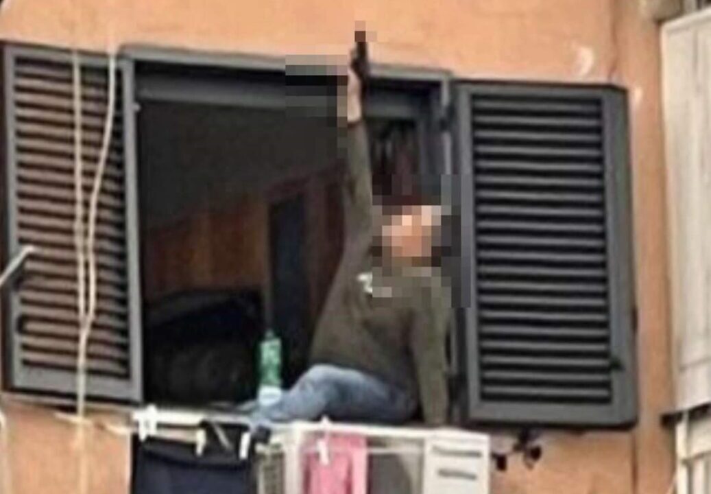 Napoli: uccide la moglie, si barrica in casa e poi si suicida