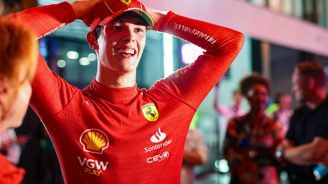 Esordio da sogno per il giovane 18enne Bearman in Ferrari: sostituisce Sainz e chiude la gara settimo andando a punti