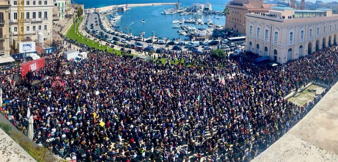 Sul Comune di Bari cala lo spettro del commissariamento: in centinaia si schierano col sindaco Decaro