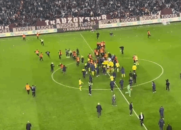 Follia in Turchia: tifosi invadono il campo per picchiare i giocatori avversari