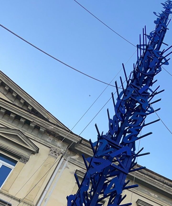 Nola: l’obelisco blu di Mimmo Paladino svetta in Piazza Duomo