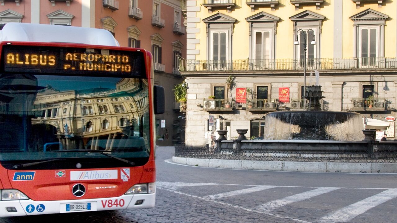 Napoli: 43enne muore schiacciato da un bus