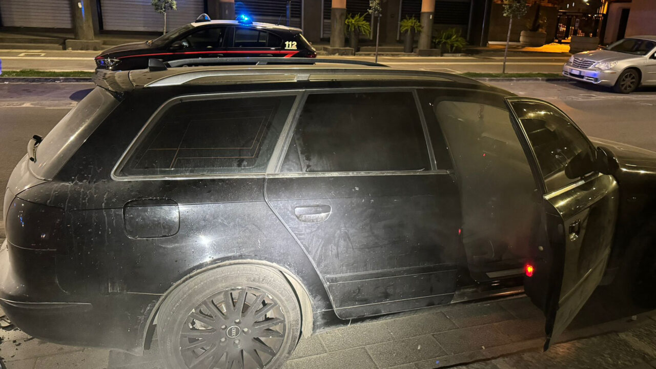 Incendia un’auto e poi si ferma guardare: 40enne arrestato nel Napoletano