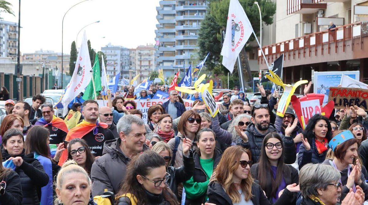 Taranto: migliaia di cittadini in strada per ribadire il loro NO all’Ilva