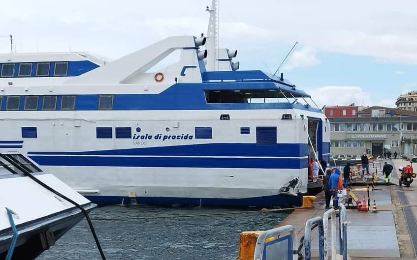 Napoli: nave veloce va a sbattere contro la banchina, 44 feriti