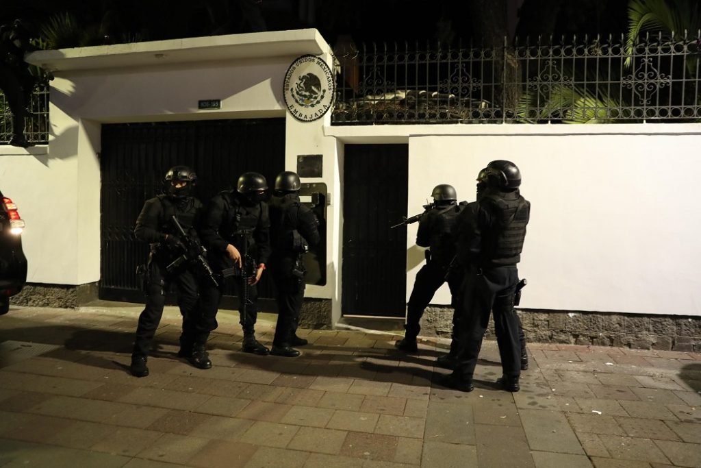 Crisi diplomatica in America: la polizia in Ecuador fa irruzione nell’ambasciata del Messico