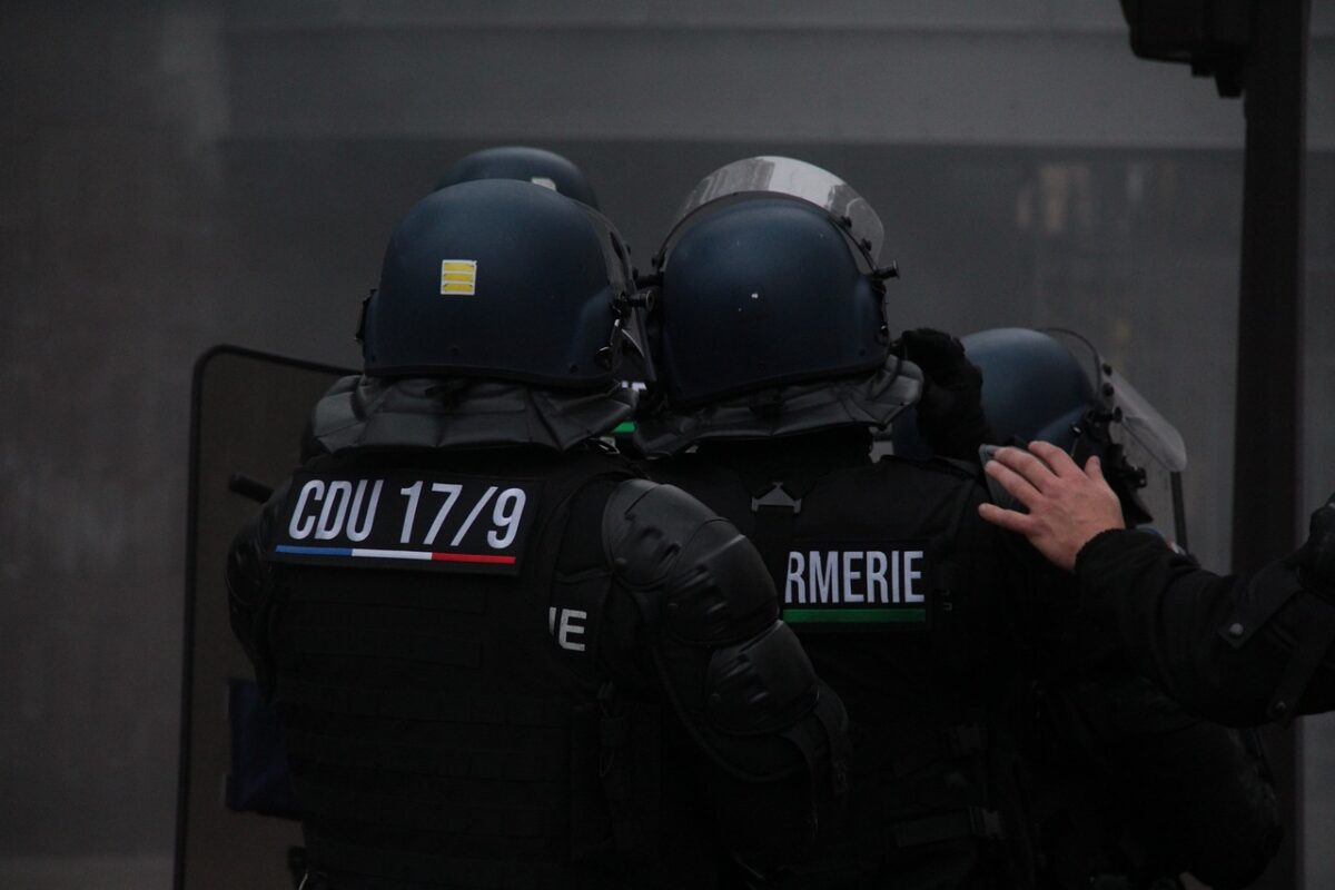 Assalto ad un furgone di carcerati in Francia: due agenti uccisi, detenuto in fuga